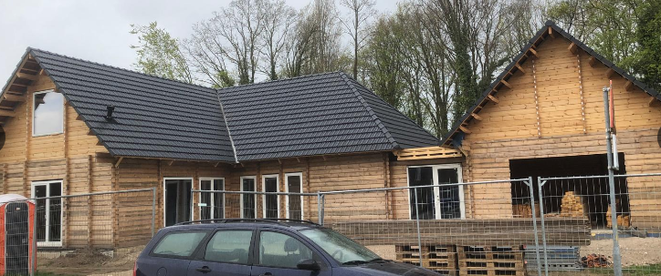 Houten huis in aanbouw gebouwd met houten woning bouwpakket